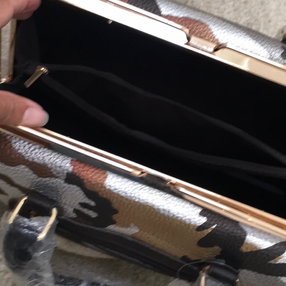 Camouflage Purse with detachable strap - Picture 5 of 8